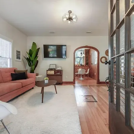 Mid-Century Manor Close To Downtown And Food Spots